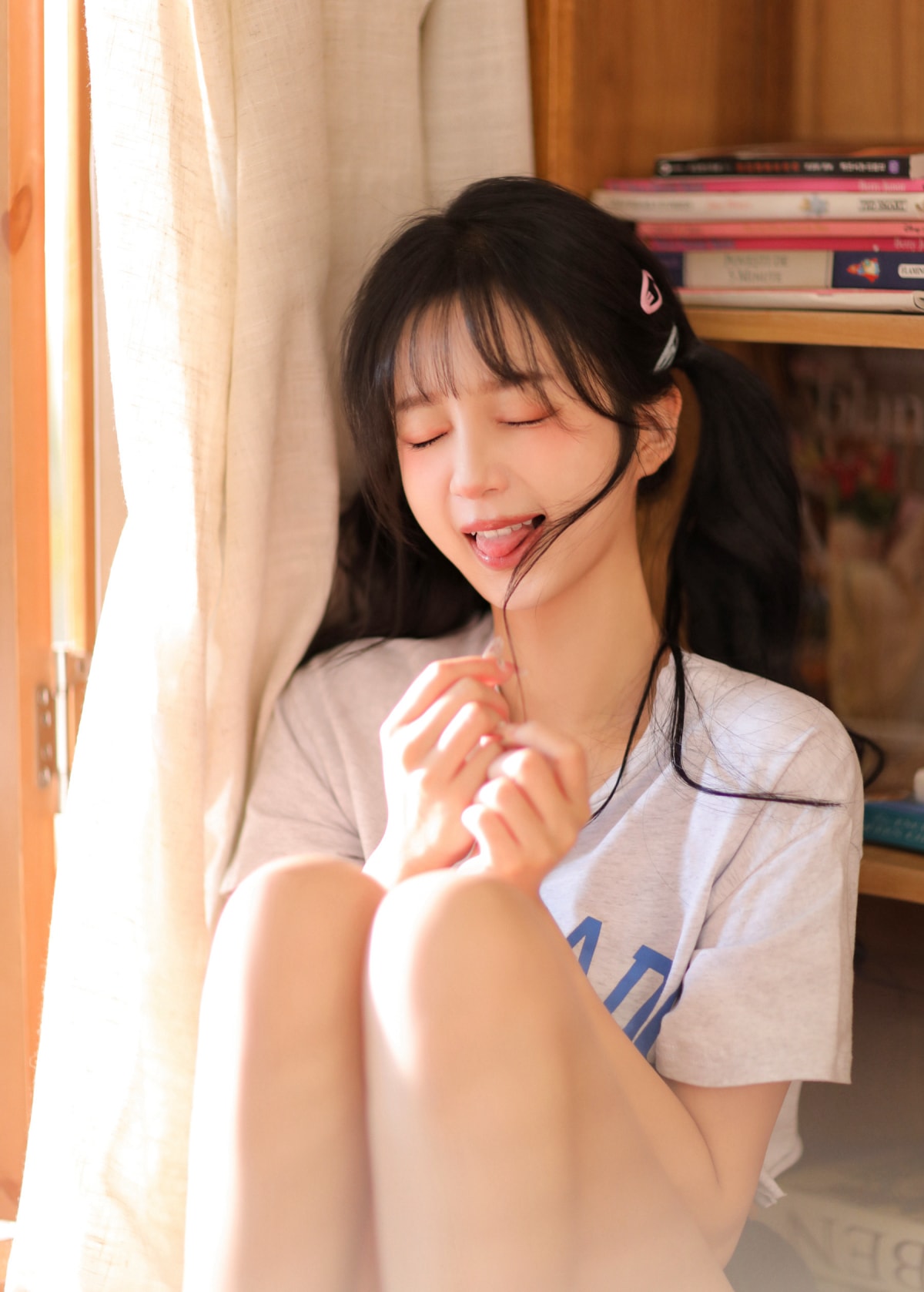 暖阳 温暖每个角落 白皙娇嫩害羞小美女白色手机美女壁纸