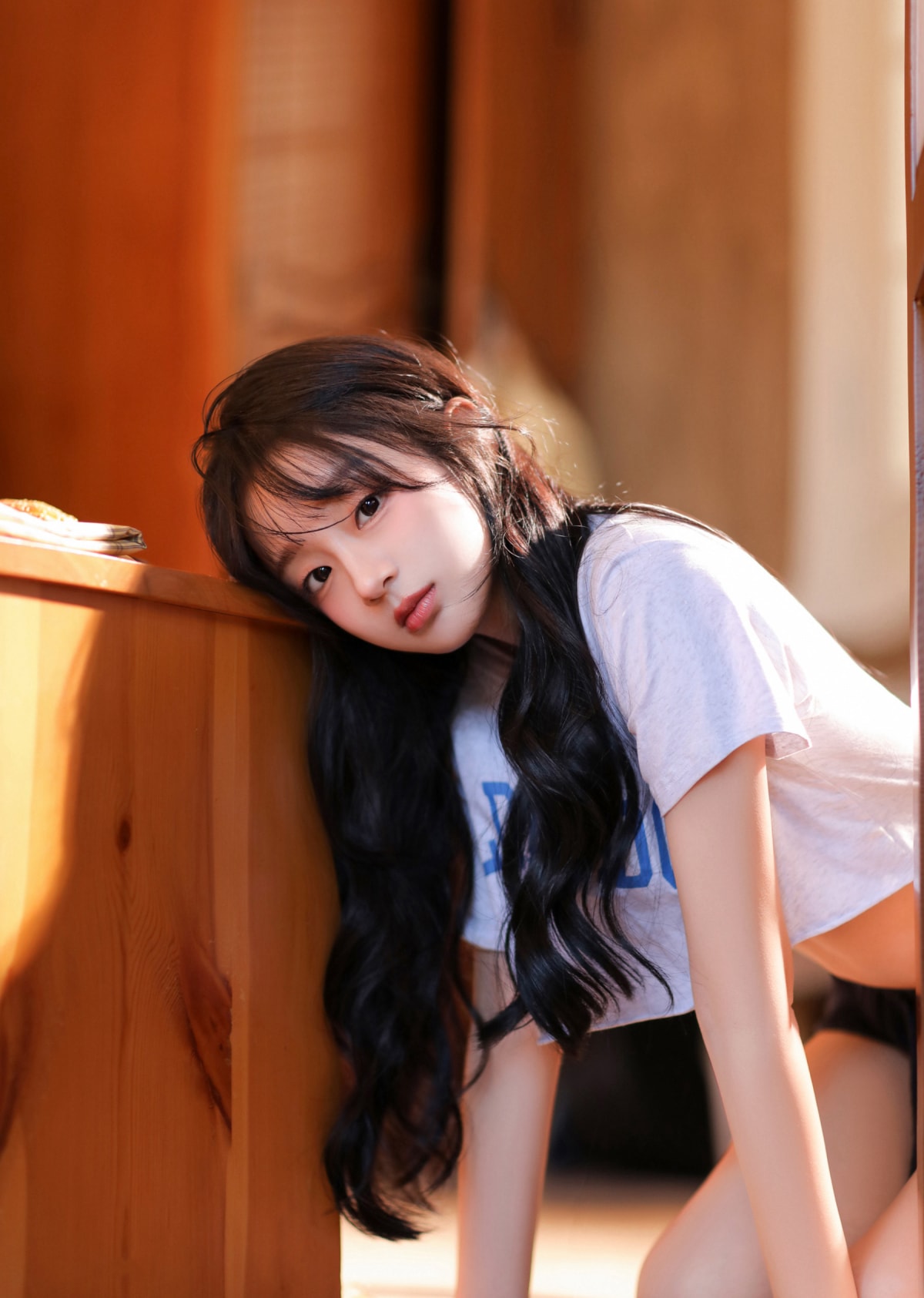 温暖每个角落 白皙娇嫩害羞小美女白色手机私房壁纸