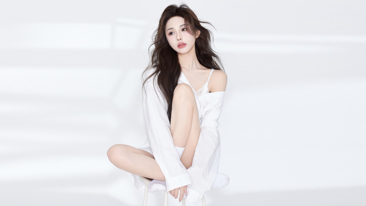 坐在小圆凳上的白衣加睡裙养眼苗条美女电脑壁纸图片