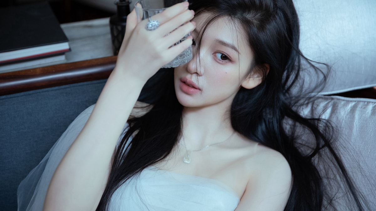 拿着玻璃杯的高颜值抹胸白裙美女写真电脑壁纸