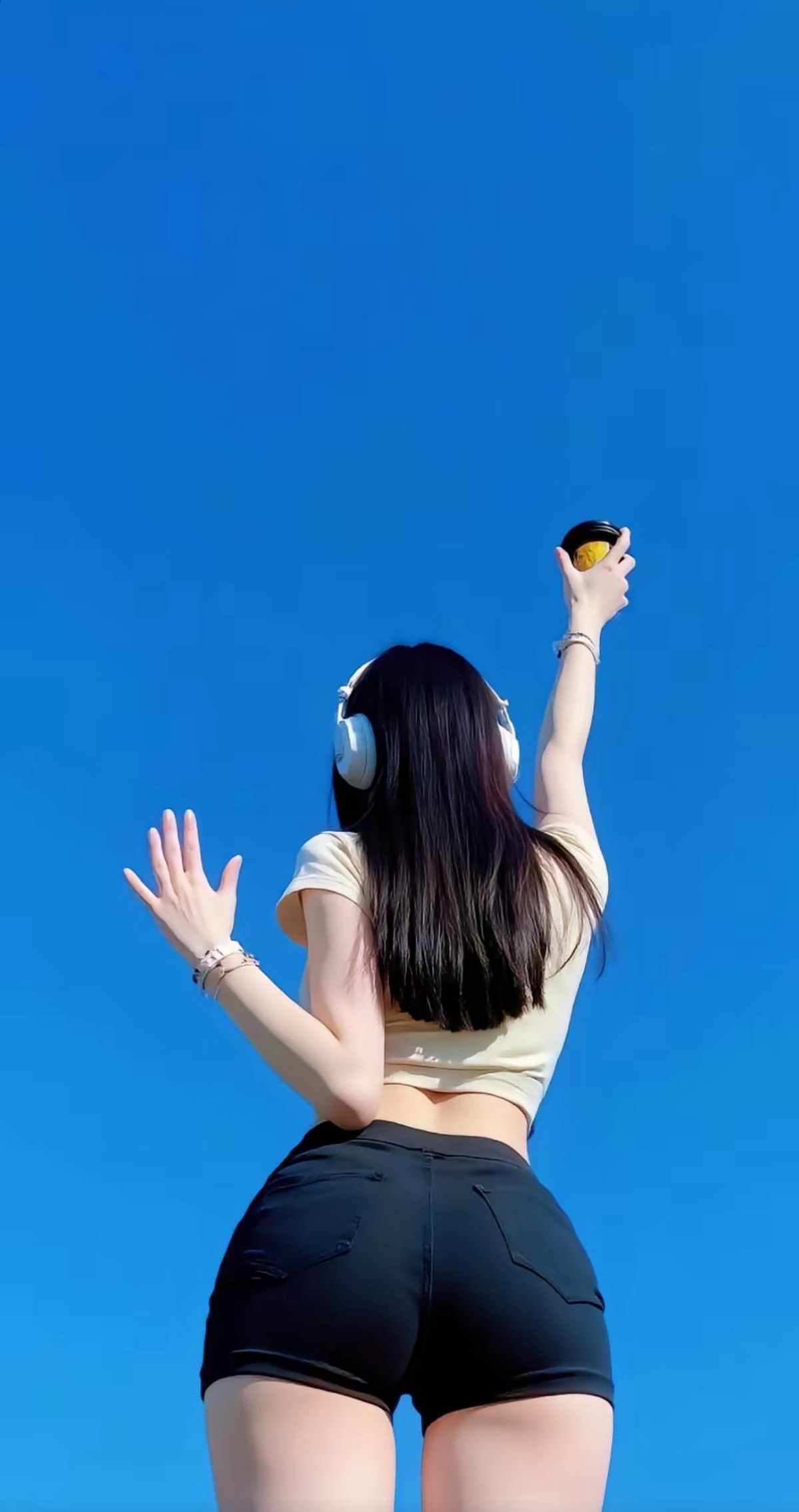 蓝天下 手举着咖啡的翘臀短裤美腿美女背影壁纸