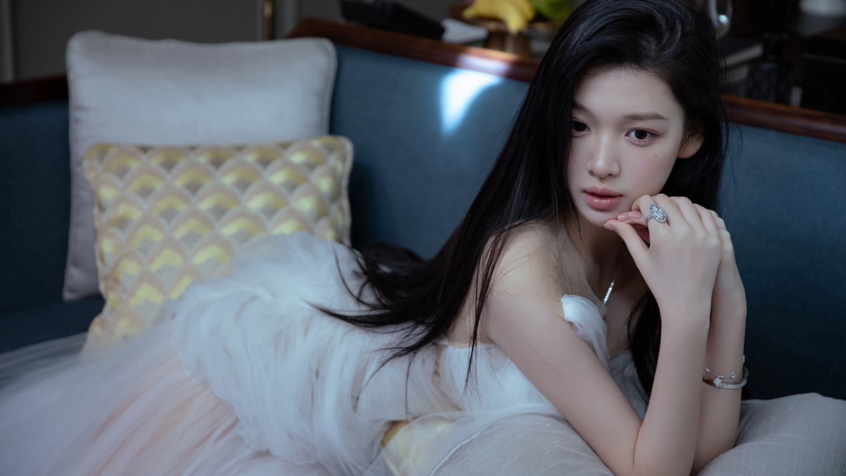 趴在沙发上的白色蕾丝裙长发美女写真壁纸图片