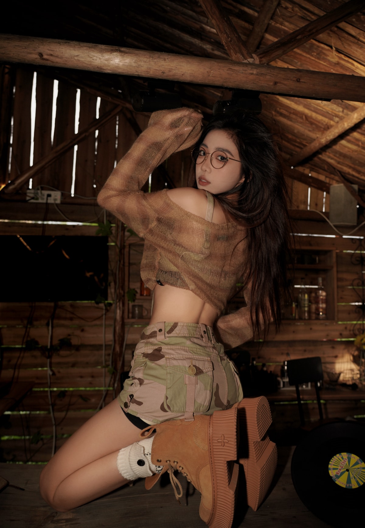 个性美女黄靴子套装穿搭木屋写真壁纸手机高清图片
