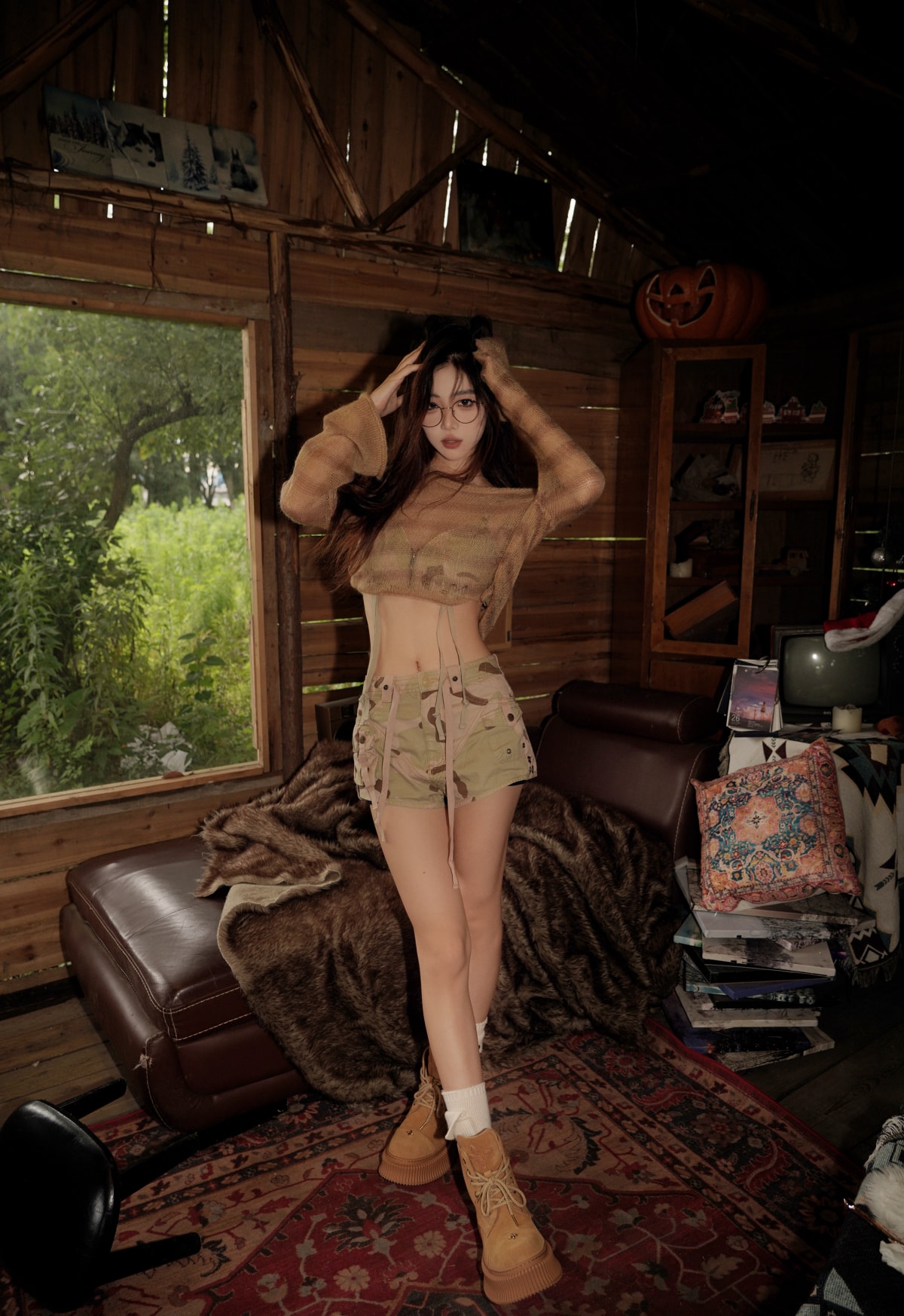 紧身迷彩牛仔短裤美女腹肌黄靴子套装穿搭木屋手机壁纸