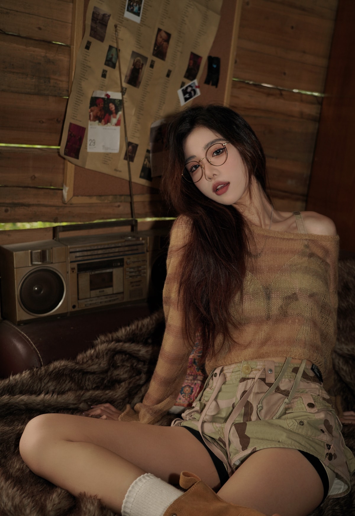  戴眼镜的美女小姐姐紧身迷彩牛仔短裤黄靴子套装最近很火的壁纸小姐姐