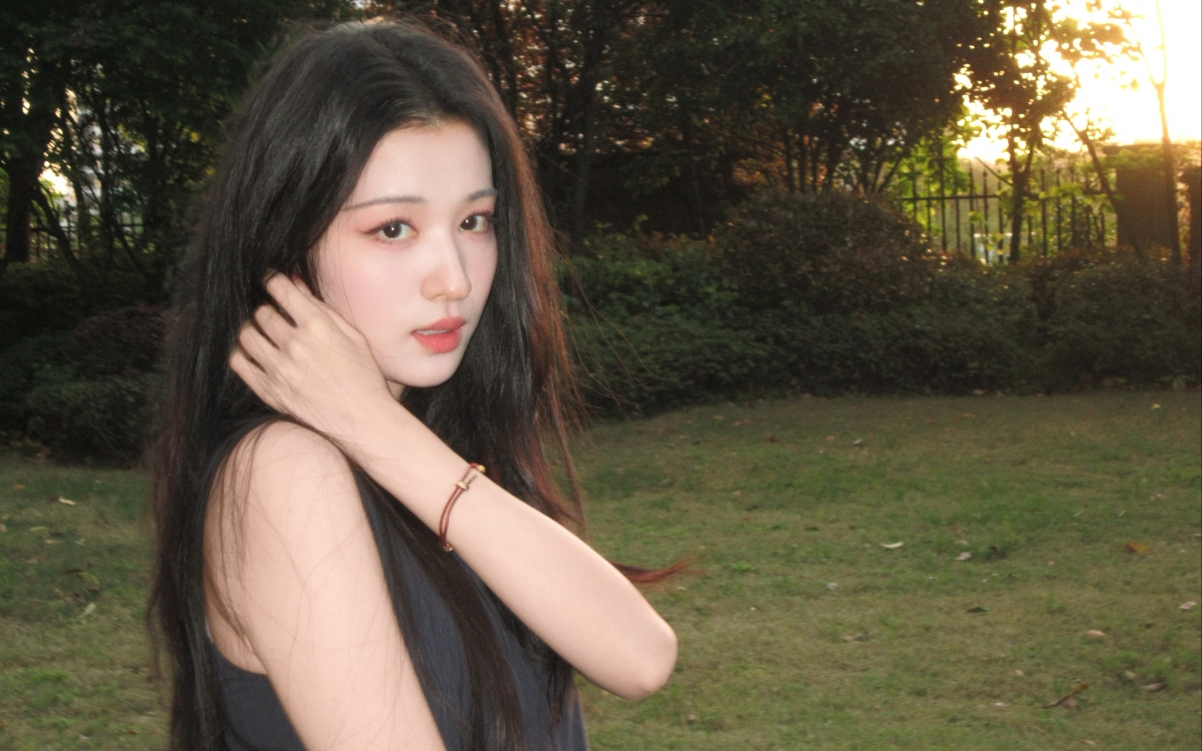 王楚然 绿草地 户外 4K美女壁纸 