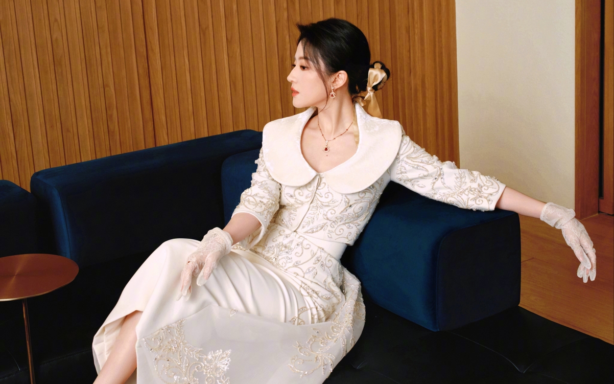白色长裙优雅美女 侧脸 刘亦菲 4K壁纸