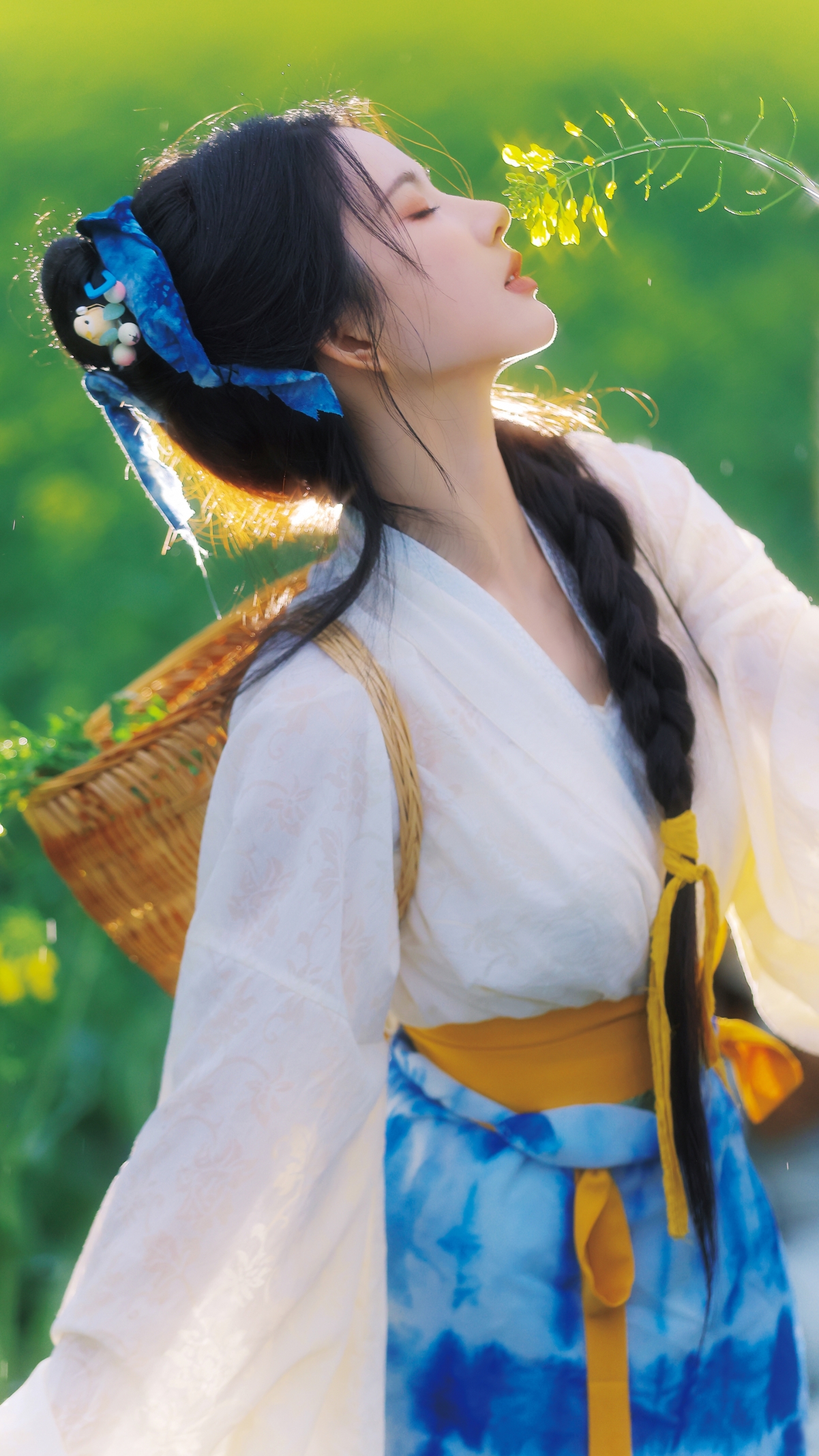 春天小黄花清新美女唯美闭眼刘些宁4K手机壁纸高清全屏