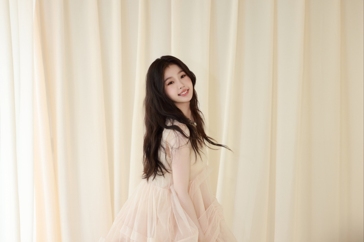 暖色风格窗帘 养眼美女虞书欣4K壁纸