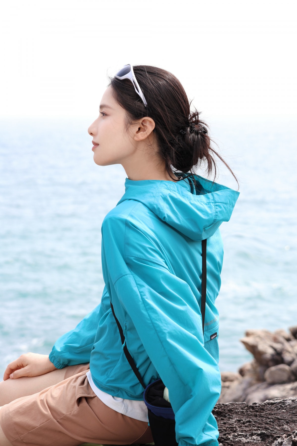 张婧仪 户外风景美女 6K手机壁纸图片