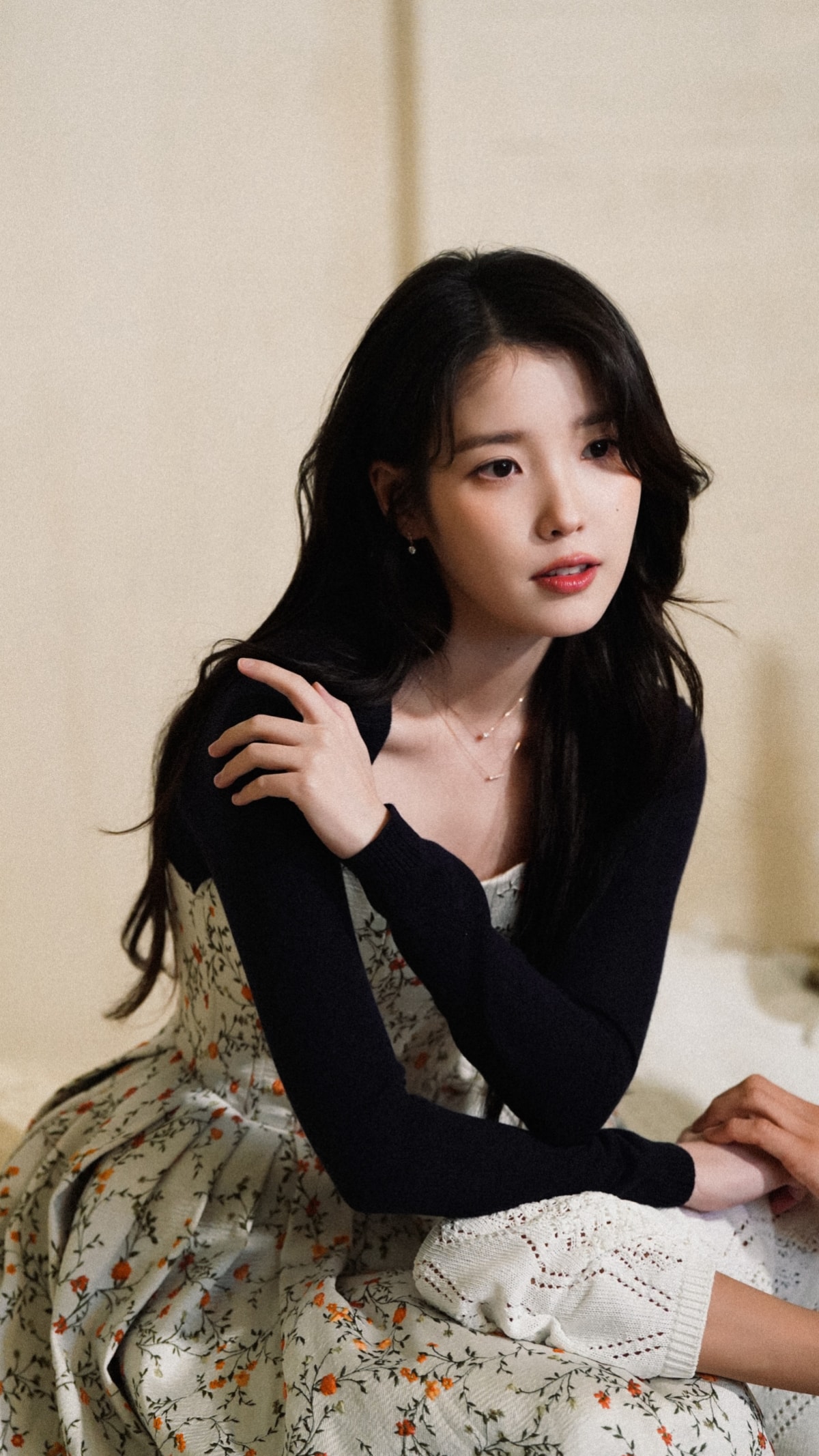 长发美女李知恩4k手机壁纸竖屏