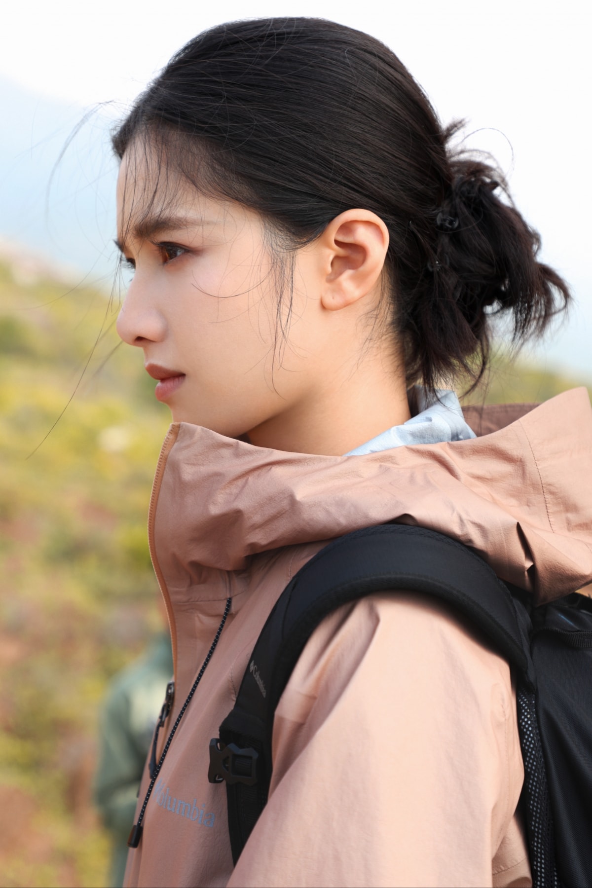 张婧仪侧脸高清美女4K手机壁纸图片